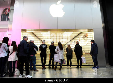 Les clients font la queue devant l'Apple Store du centre commercial WestQuay de Southampton alors que les ventes du lendemain de Noël sont en cours. Banque D'Images