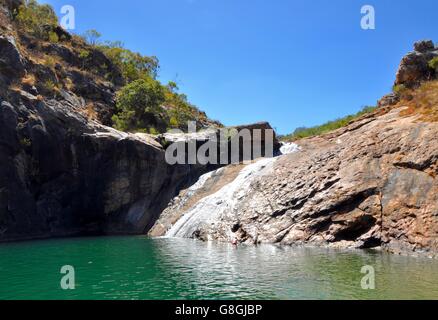 Rock pools et chute d'eau à écoulement lent tombe Serpentine avec des plantes indigènes sur une journée claire dans la serpentine, l'ouest de l'Australie. Banque D'Images