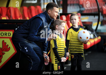 Watford v Tottenham Hotspur - Barclays Premier League - Vicarage Road.Le DELE Alli de Tottenham Hotspur pose une photo avec des mascottes avant le match de la Barclays Premier League à Vicarage Road, Watford. Banque D'Images