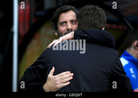 Le directeur de Watford Quique Flores (à gauche) et le directeur de Tottenham Hotspur Mauricio Pochettino embrassent avant le match de la Barclays Premier League à Vicarage Road, Watford. Banque D'Images