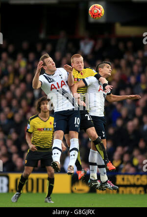 Erik Lamela (à droite) et Harry Kane (à gauche) de Tottenham Hotspur se battent pour le ballon dans les airs avec Ben Watson de Watford lors du match de la Barclays Premier League à Vicarage Road, Watford. Banque D'Images