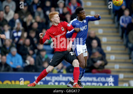 Chesterfield v Coventry City - Sky Bet League One - Stade Proact.Jordan Willis (à gauche) de Coventry City et Gboly Ariyibi (à droite) de Chesterfield en action Banque D'Images