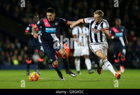 Aleksandar Mitrovic de Newcastle United est défié par Darren Fletcher de West Bromm lors du match de la Barclays Premier League aux Hawthorns, West Bromwich. Banque D'Images