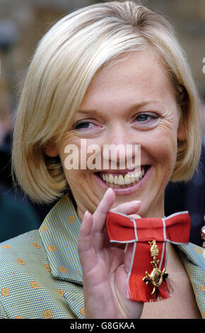 Shirley Robertson, double médaillée d'or olympique, détient l'OBE qu'elle a reçu pour les services de voile. Banque D'Images