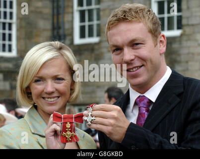 La yachtswoman double médaillée d'or olympique Shirley Robertson tient son OBE avec le cycliste olympique Christopher Hoy, médaillé d'or, affichant le MBE qu'il a reçu, au Palais d'Édimbourg. Banque D'Images