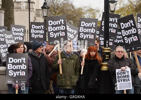 Des manifestants se sont présentés à Whitehall à Londres lors d'une manifestation organisée par Stop the War Coalition contre le projet de bombardement de l'État islamique en Syrie. Banque D'Images