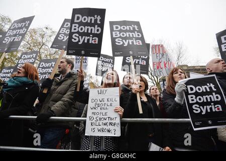 Des manifestants se sont présentés à Whitehall à Londres lors d'une manifestation organisée par Stop the War Coalition contre le projet de bombardement de l'État islamique en Syrie. Banque D'Images