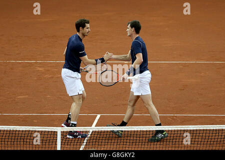 Andy Murray (à gauche) et Jamie Murray, en Grande-Bretagne, célèbrent la deuxième journée de la finale de la coupe Davis au Flanders Expo Centre, à Gand. Banque D'Images