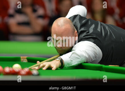 Stuart Bingham à la table lors de son deuxième match contre Anthony Hamilton au cours du quatrième jour du championnat britannique de Snooker 2015 de Betway au York Barbican, York. Banque D'Images