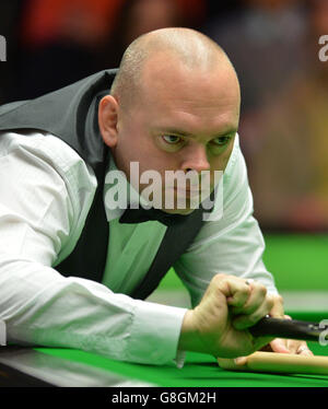 Stuart Bingham à la table lors de son deuxième match contre Anthony Hamilton au cours du quatrième jour du championnat britannique de Snooker 2015 de Betway au York Barbican, York. Banque D'Images