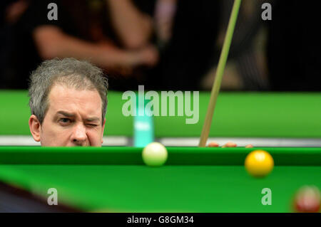 Anthony Hamilton étudie la table dans son match contre Stuart Bingham au cours du quatrième jour du championnat britannique de Snooker 2015 de Betway au York Barbican, York. Banque D'Images