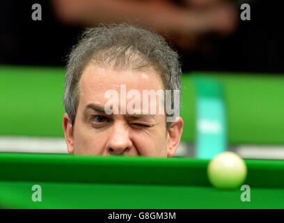 Anthony Hamilton étudie la table dans son match contre Stuart Bingham au cours du quatrième jour du championnat britannique de Snooker 2015 de Betway au York Barbican, York. Banque D'Images