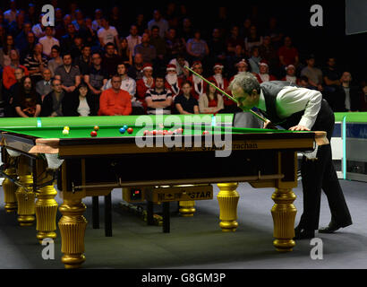 Anthony Hamilton étudie la table lors de son deuxième match contre Stuart Bingham au cours du quatrième jour du championnat britannique de Snooker 2015 de Betway au York Barbican, York. Banque D'Images