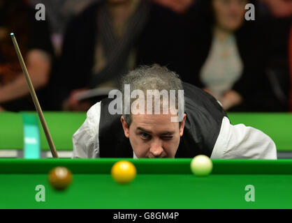 Anthony Hamilton étudie la table lors de son deuxième match contre Stuart Bingham au cours du quatrième jour du championnat britannique de Snooker 2015 de Betway au York Barbican, York. Banque D'Images