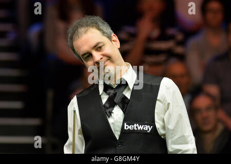 Anthony Hamilton étudie la table lors de son deuxième match contre Stuart Bingham au cours du quatrième jour du championnat britannique de Snooker 2015 de Betway au York Barbican, York. Banque D'Images