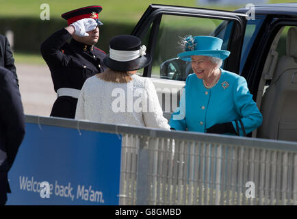 La reine Elizabeth II est accueillie par la présidente maltaise Marie Louise Coleiro Preca alors qu'elle arrive pour une visite au club de course de Malte à l'hippodrome de Marsa, près de Valetta, à Malte. Banque D'Images