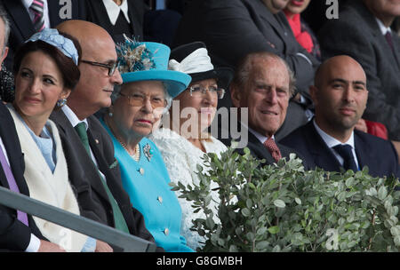 (Centre gauche à droite) la reine Elizabeth II, la présidente de Malte Marie Louise Coleiro Preca et le duc d'Édimbourg regardent un polo lors de leur visite au Malta Racing Club de l'hippodrome de Marsa, près de Valetta, Malte. Banque D'Images