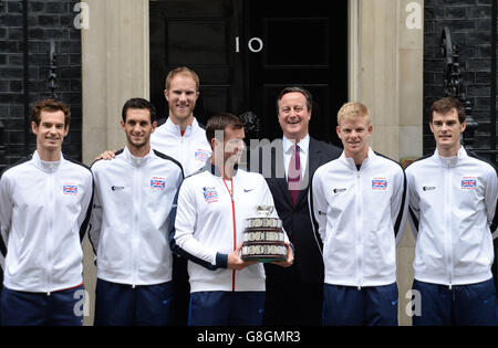 Le Premier ministre David Cameron est accompagné de membres de l'équipe gagnante de la coupe Davis (de gauche à droite) Andy Murray, James Ward, Dominic Inglot, Leon Smith, Kyle Edmund et Jamie Murray, sur les marches du 10 Downing Street, Londres. Banque D'Images