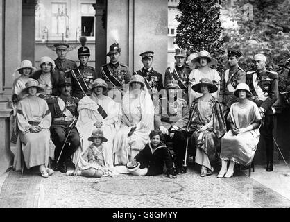 Photo de famille du mariage d'Alexandre, roi des Serbes, des Croates et des Slovènes, à la princesse Marie de Roumania. Le duc de York (4e rangée du haut en partant de la gauche) représentait le roi George V tout au long de la cérémonie. En premier plan (l-r) la princesse Helena de Roumanie, le roi Alexandre de Serbie, la reine Maria de Yougoslavie, la reine Maria de Roumanie, le roi Ferdinand de Roumanie, la princesse Kira, la princesse Beatrice. Banque D'Images