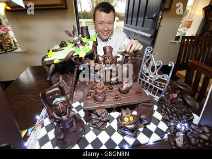 Ashley McCarthy le chef et propriétaire du Sun Inn à Colton près de York avec la création de chocolat « Alice au pays des merveilles » qu'il a fait pour recueillir des fonds pour le Martin House Childrens Hospice. Banque D'Images