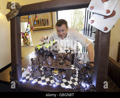 Ashley McCarthy le chef et propriétaire du Sun Inn à Colton près de York avec la création de chocolat « Alice au pays des merveilles » qu'il a fait pour recueillir des fonds pour le Martin House Childrens Hospice. Banque D'Images