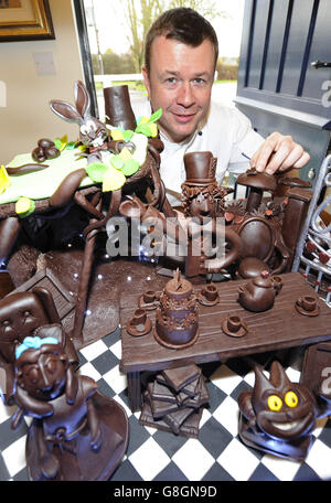 Ashley McCarthy le chef et propriétaire du Sun Inn à Colton près de York avec la création de chocolat « Alice au pays des merveilles » qu'il a fait pour recueillir des fonds pour le Martin House Childrens Hospice. Banque D'Images