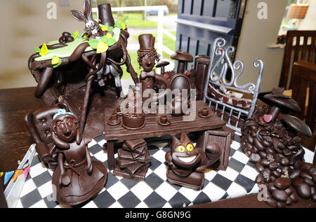 Une création de chocolat d'Alice au pays des merveilles réalisée par Ashley McCarthy, chef et propriétaire du Sun Inn à Colton près de York, pour recueillir des fonds pour l'hôpital Martin House Childrens. Banque D'Images