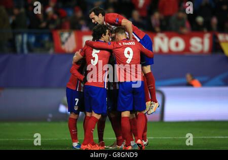 Atletico Madrid / Galatasaray - Ligue des champions de l'UEFA - Groupe C - Estadio Vicente Calderon.Antoine Griezmann (caché), de l'Atletico Madrid, célèbre avec ses coéquipiers après avoir marquant son deuxième but du match Banque D'Images