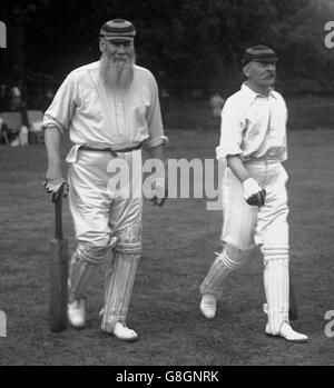 PAR la grâce. Dr W.G Grace (à gauche) et W. Steel, sortez à la chauve-souris. Banque D'Images