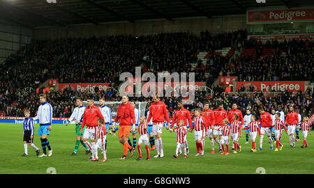 Les joueurs de Stoke City et de Sheffield Wednesday se rendent sur le terrain avant la Capital One Cup, quart de finale au Britannia Stadium, Stoke-on-Trent. Banque D'Images