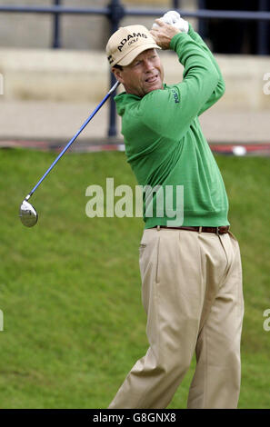 Golf - 134e Open Championship 2005 - St Andrews.Tom Watson, des États-Unis, débarque sur le premier trou lors du premier tour. Banque D'Images