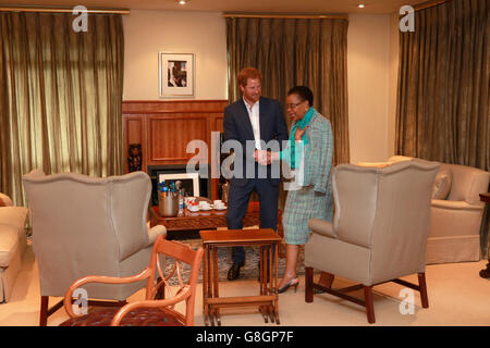 Le prince Harry dans le bureau de Nelson Mandela avec Graca Machel sa veuve au Centre de mémoire de la Fondation Nelson Mandela à Johannesburg le dernier jour de sa visite en Afrique du Sud. Banque D'Images