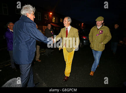 John Bickley (à gauche) le candidat de l'UKIP pour Oldham West et Royton salue le dirigeant de l'UKIP Nigel Farage (au milieu) et le dirigeant adjoint Paul Nutall (à droite) pour une visite dans un bureau de vote local lors du vote de l'élection partielle d'aujourd'hui. Banque D'Images