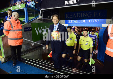 Reading v Queens Park Rangers - Sky Bet Championship - Madejski Stadium.Lecture Co-président Sir John Madejski dirigeant les équipes menant la balle de match Banque D'Images