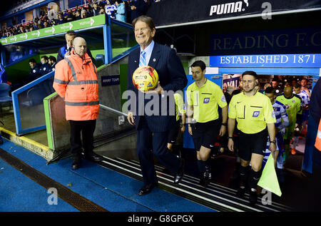 Reading v Queens Park Rangers - Sky Bet Championship - Madejski Stadium.Lecture Co-président Sir John Madejski dirigeant les équipes menant la balle de match Banque D'Images