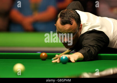 Martin Gould en action contre Joe Swail pendant le neuvième jour du championnat britannique de Snooker 2015 de Betway au York Barbican, York. APPUYEZ SUR ASSOCIATION photo. Date de la photo: Jeudi 3 décembre 2015. Voir PA Story SNOOKER York. Le crédit photo devrait se lire comme suit : Simon Cooper/PA Wire Banque D'Images