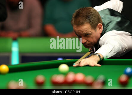 Joe Swail en action contre Martin Gould au cours du neuvième jour du championnat britannique de Snooker 2015 de Betway au York Barbican, York.APPUYEZ SUR ASSOCIATION photo.Date de la photo: Jeudi 3 décembre 2015.Voir PA Story SNOOKER York.Le crédit photo devrait se lire comme suit : Simon Cooper/PA Wire Banque D'Images