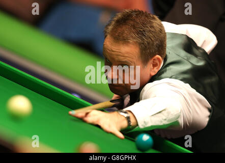 Joe Swail en action contre Martin Gould au cours du neuvième jour du championnat britannique de Snooker 2015 de Betway au York Barbican, York. Banque D'Images