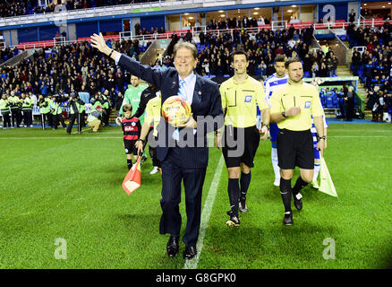 Reading v Queens Park Rangers - Sky Bet Championship - Madejski Stadium.Lecture Co-président Sir John Madejski dirigeant les équipes menant la balle de match Banque D'Images