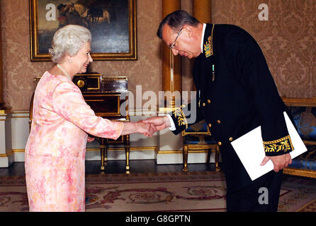 La reine Elizabeth II de Grande-Bretagne reçoit l'ambassadeur de la Fédération de Russie, M. Yury Viktorovich. Banque D'Images