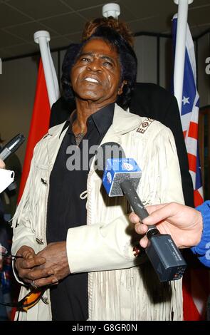 James Brown arrivant à l'aéroport d'Édimbourg, la veille du concert Live8 qui aura lieu au stade Murrayfield. Banque D'Images