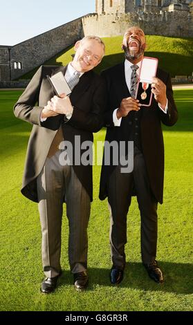 Martin Clunes (à gauche) après avoir reçu un officier de l'ordre de l'Empire britannique (OBE) et Sir Lenny Henry qui a reçu une chevalier de la reine Elizabeth II lors d'une cérémonie d'investiture au château de Windsor. Banque D'Images