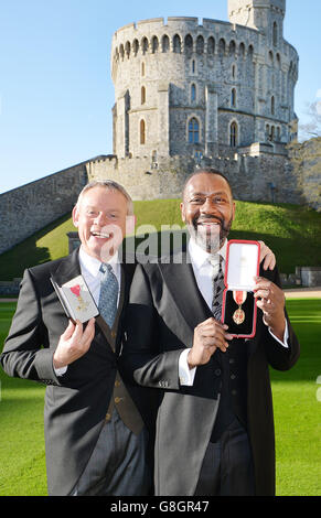 Martin Clunes (à gauche) après avoir reçu un officier de l'ordre de l'Empire britannique (OBE) et Sir Lenny Henry qui a reçu une chevalier de la reine Elizabeth II lors d'une cérémonie d'investiture au château de Windsor. Banque D'Images