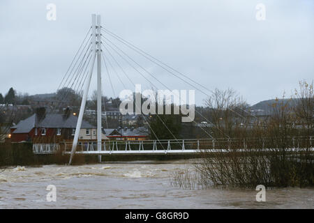 Le pont James Thomson à Hawick, en Écosse, alors que Storm Desmond frappe le Royaume-Uni. Banque D'Images