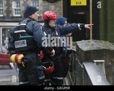 Des hommes de l'équipe de sauvetage des eaux des frontières à Hawick, en Écosse, alors que Storm Desmond frappe le Royaume-Uni. Banque D'Images