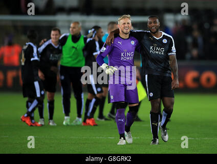 Kasper Schmeichel de Leicester City (devant à gauche) et Wes Morgan célèbrent après le match de la Barclays Premier League au Liberty Stadium, à Swansea. Banque D'Images