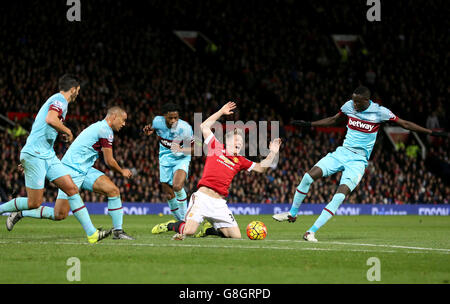 Le Bastian Schweinsteiger de Manchester United (au centre) est lancé par Alex Song de West Ham United (au centre à gauche) lors du match de la Barclays Premier League à Old Trafford, Manchester. APPUYEZ SUR ASSOCIATION photo. Date de la photo: Samedi 5 décembre 2015. Voir PA Story FOOTBALL Man Utd. Le crédit photo devrait se lire: Martin Rickett/PA Wire. Utilisation en ligne limitée à 45 images, pas d'émulation vidéo. Aucune utilisation dans les Paris, les jeux ou les publications de club/ligue/joueur unique. Banque D'Images