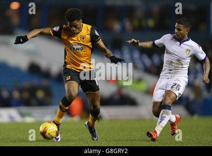 Liam Bridcutt (à droite) de Leeds United et Chuba Akpom de Hull City se battent pour le ballon lors du match de championnat Sky Bet à Elland Road, Leeds. APPUYEZ SUR ASSOCIATION photo. Date de la photo: Samedi 5 décembre 2015. Voir PA Story FOOTBALL Leeds. Le crédit photo devrait se lire comme suit : Barrington Coombs/PA Wire. Utilisation en ligne limitée à 45 images, pas d'émulation vidéo. Aucune utilisation dans les Paris, les jeux ou les publications de club/ligue/joueur unique. Banque D'Images