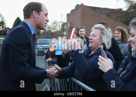 Le duc de Cambridge s'entretient avec le public après sa visite au programme de partenariat Live and Work entre St Basils et Sandwell et West Birmingham Hospitals NHS Trust à Sandwell. Banque D'Images