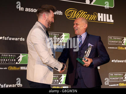 Robbie Savage reçoit son prix pour le meilleur salon de radio pour 606 (à gauche) de Darts Annoncer Russ Bray lors des football Supporters Federation Awards 2015, en association avec William Hill, à l'hôtel St Pancras Renaissance, Londres. Banque D'Images